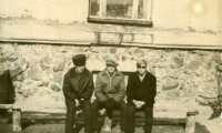 На фото: Антошин, Прохоров, Попов (из архива Прохоровой Г. И.)