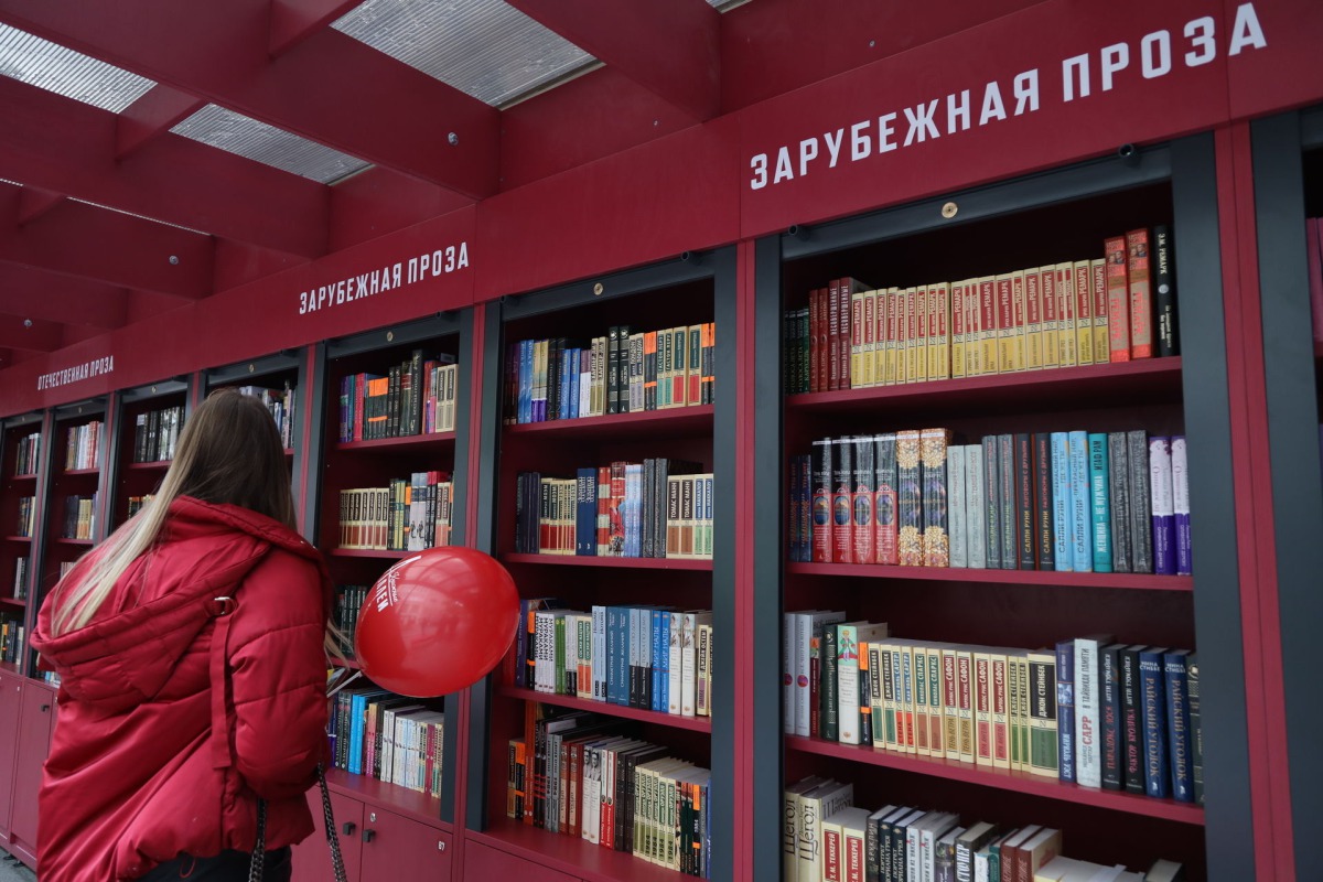 В Петербурге на Книжных аллеях появился 54-метровый «книжный шкаф»